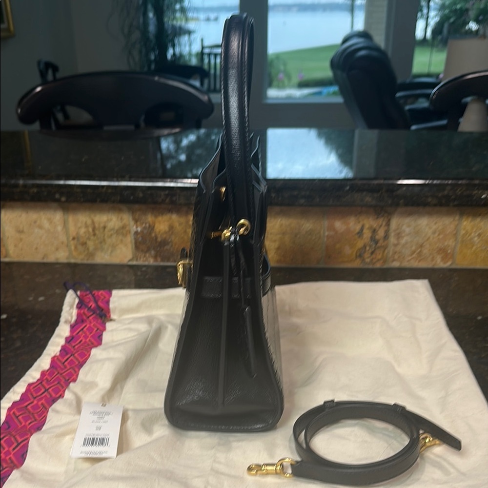 Tory Burch Black Crocodile Texture Shoulder Bag
Lee RADZIWILL - Picture 3 of 6